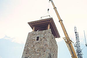 Travaux de restauration de la tour de Brison : Mise en place de la toiture (2)