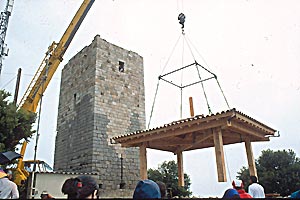 Travaux de restauration de la tour de Brison : Mise en place de la toiture
